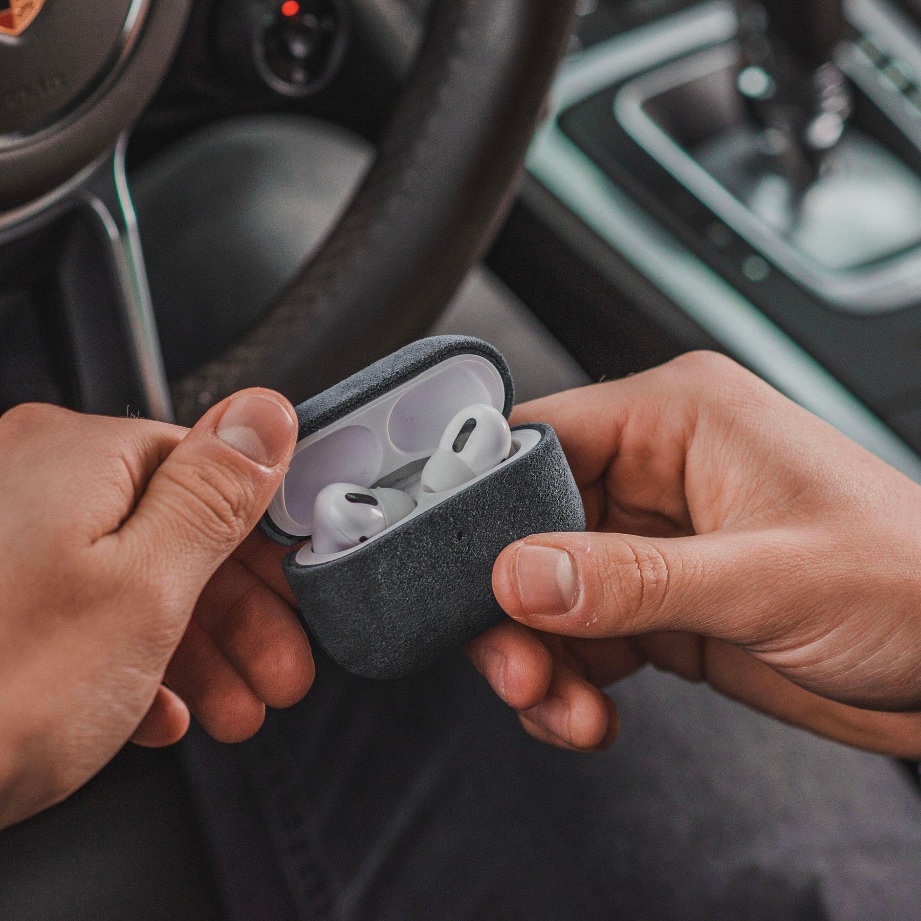 Alcantara Case - AirPods - Cinza Espacial